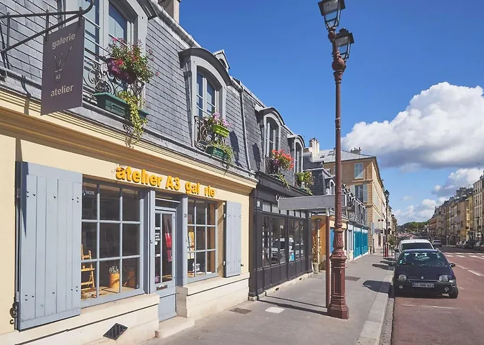 Apartment Quartier St Louis - 10 Mins Walking Chateau Versailles
