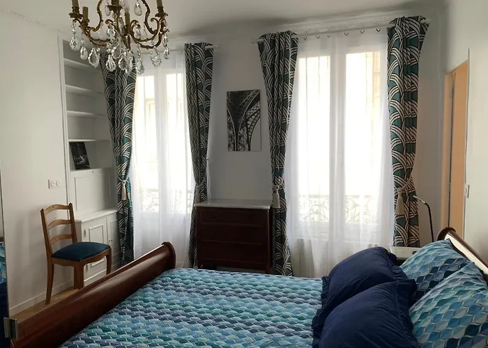 Apartment Quartier St Louis - 10 Mins Walking Chateau Versailles