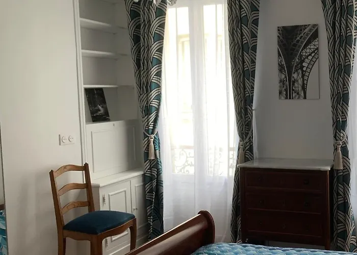 Apartment Quartier St Louis - 10 Mins Walking Chateau Versailles