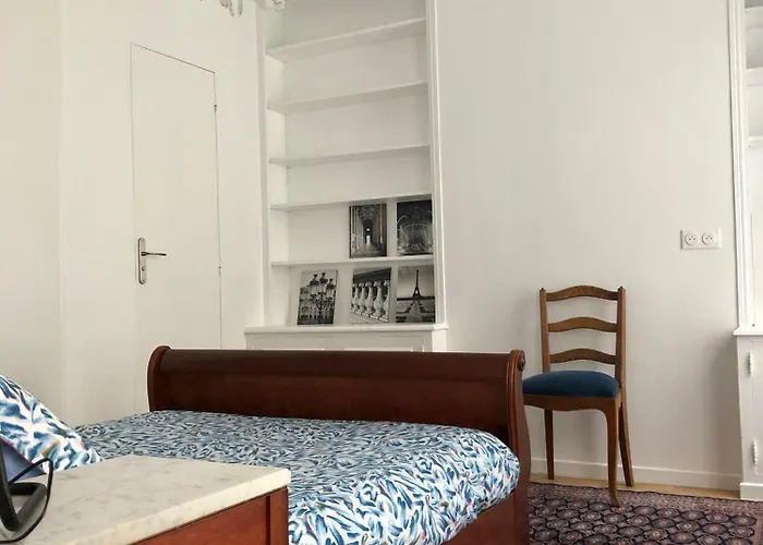 Apartment Quartier St Louis - 10 Mins Walking Chateau Versailles